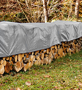 une pile de bois recouverte d'un couvercle.
