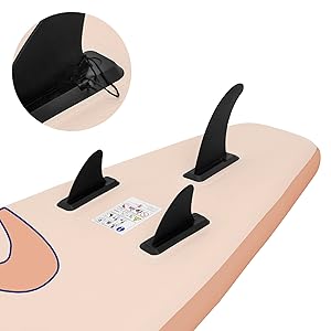 représentées sur une planche rose pâle. Trois ailerons noirs amovibles sont exposés, avec un gros plan du mécanisme de fixation des ailerons dans le coin supérieur gauche