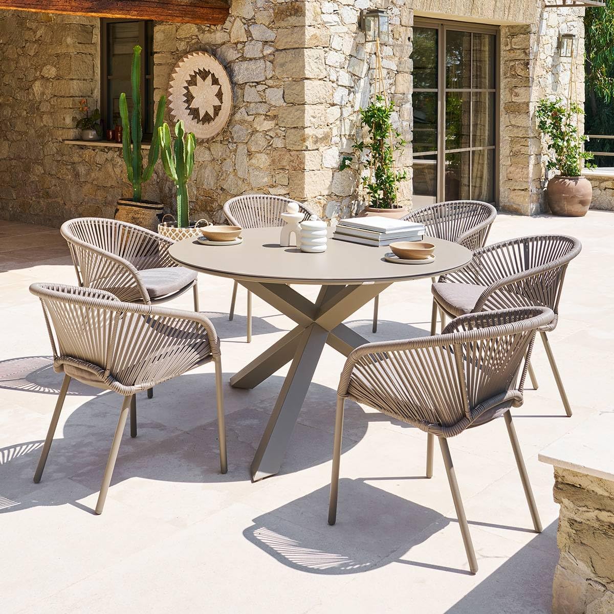 bleujardin - Table de jardin Oryon - 130cm ronde - 6 places, coloris café