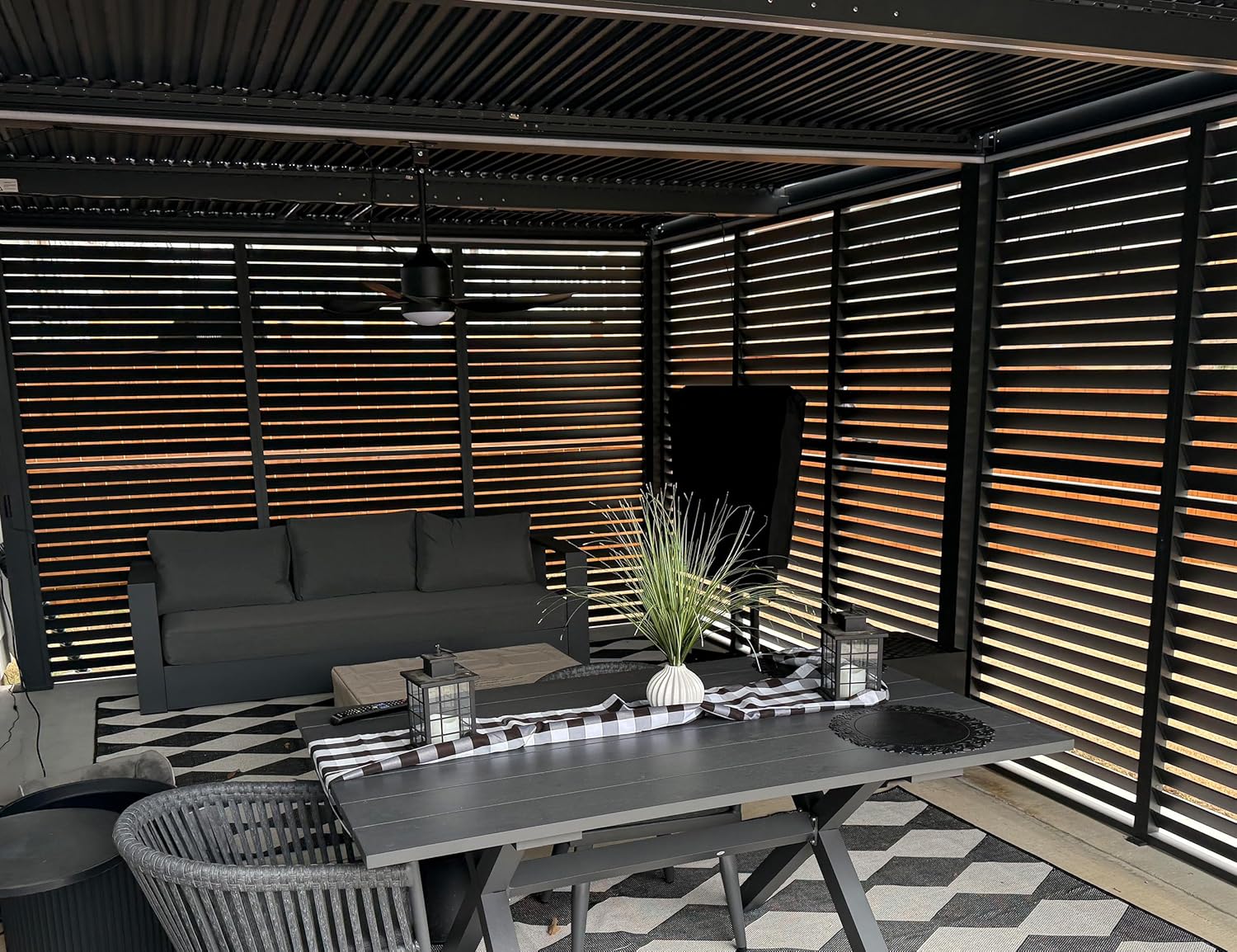 bleujardin - Pergola bioclimatique 6x3,68m alu, lames orientables, persienne fixe
