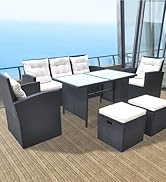 Aménagement d'un patio extérieur ou d'une terrasse avec des meubles rembourrés gris modernes disposés en configuration de coin salon.