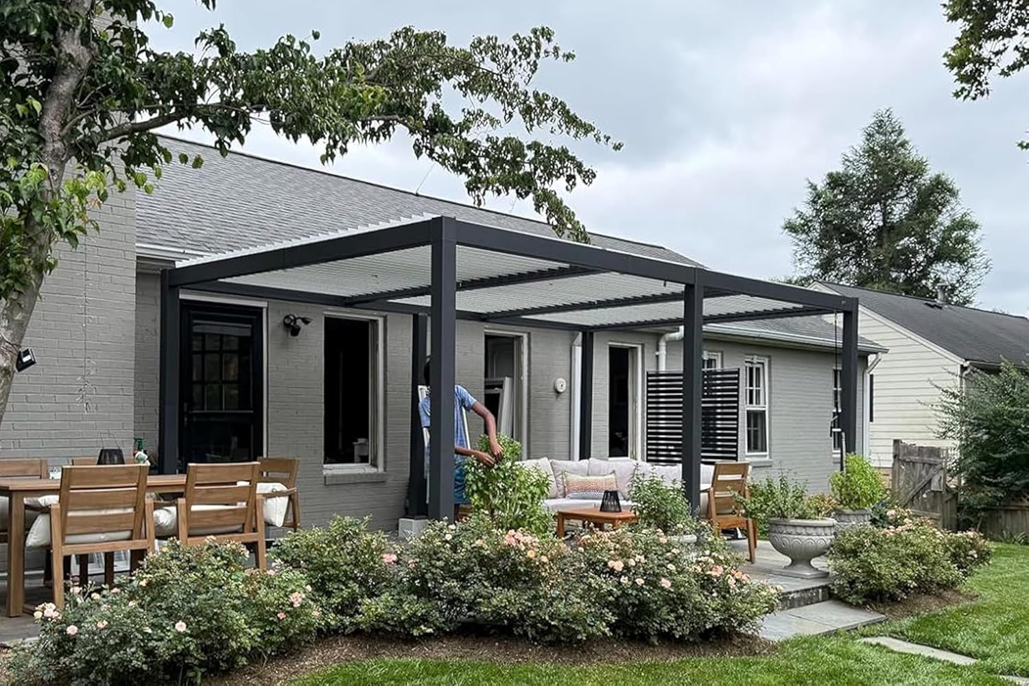 bleujardin - pergola bioclimatique - 6,35x3,5m - aluminium gris, poteaux blancs, lames orientables
