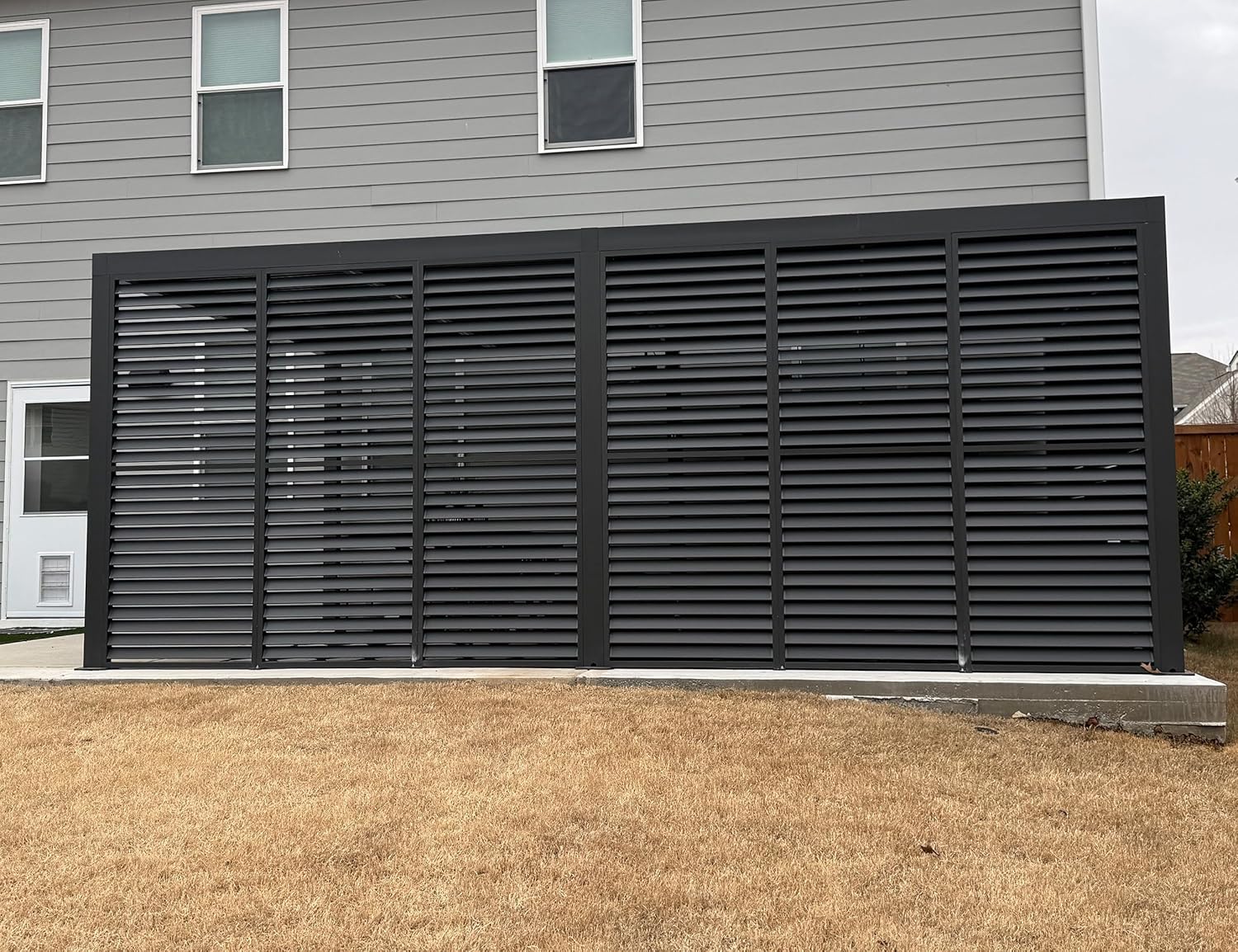 bleujardin - Pergola bioclimatique 6x3,68m alu, lames orientables, persienne fixe