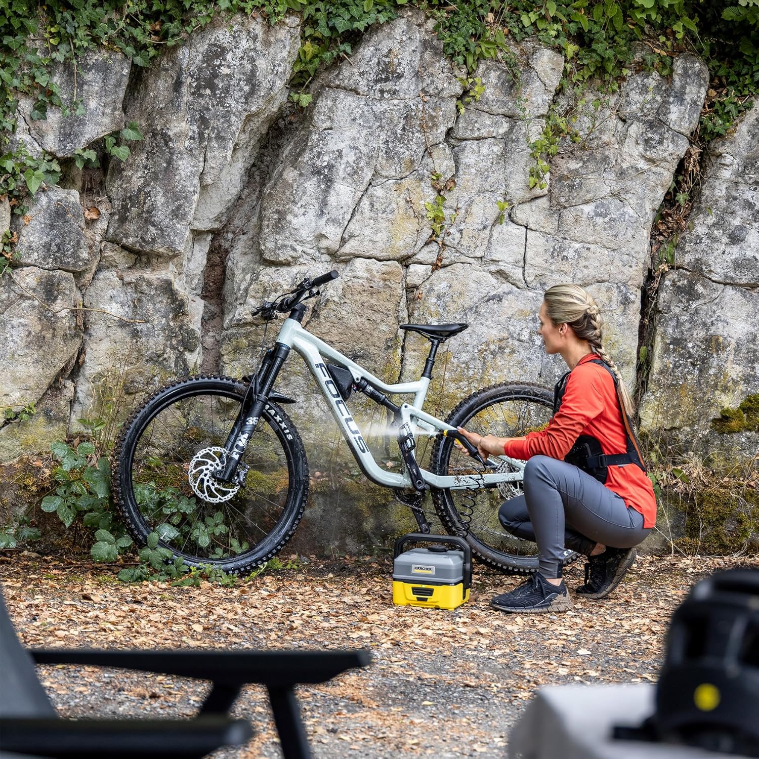 bleujardin Nettoyeur à Pression Mobile OC 3 + Kit Vélo, Débit : 2 L/h, Réservoir d'eau : 4 L, Tuyau : 2,8 m, Buse à Jet Plat, Brosse Universelle, Nettoyant, Bonnette Microfibres, Boîte de Rangement