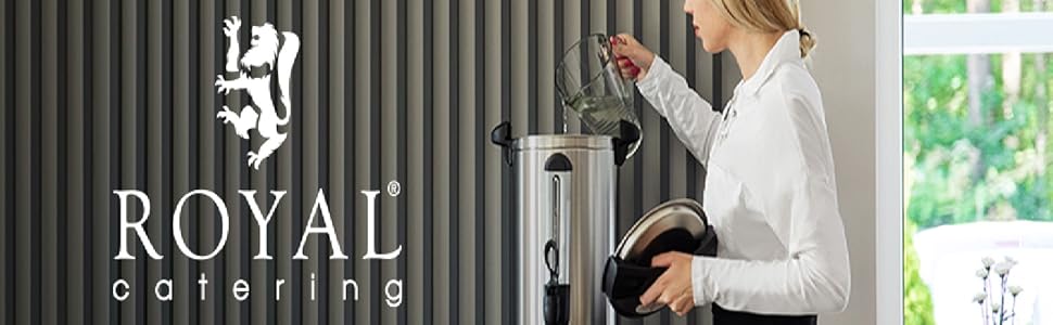 Femme en chemise blanche utilisant une élégante machine à café. Logo « bleujardin » visible sur un mur sombre en arrière-plan