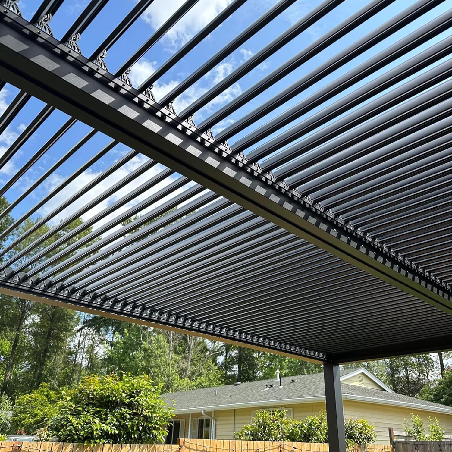 bleujardin - Pergola bioclimatique série aluminium - 4,8x3,68m - lames orientables, persiennes fixes, gris