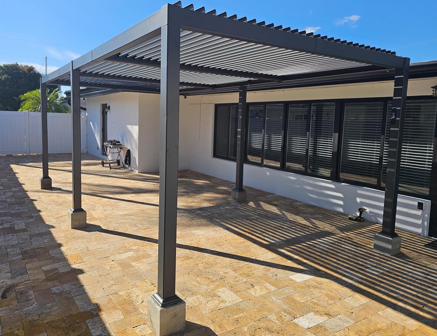 bleujardin - pergola bioclimatique - 3,5x6,35m - aluminium, lames orientables, résistante intempéries