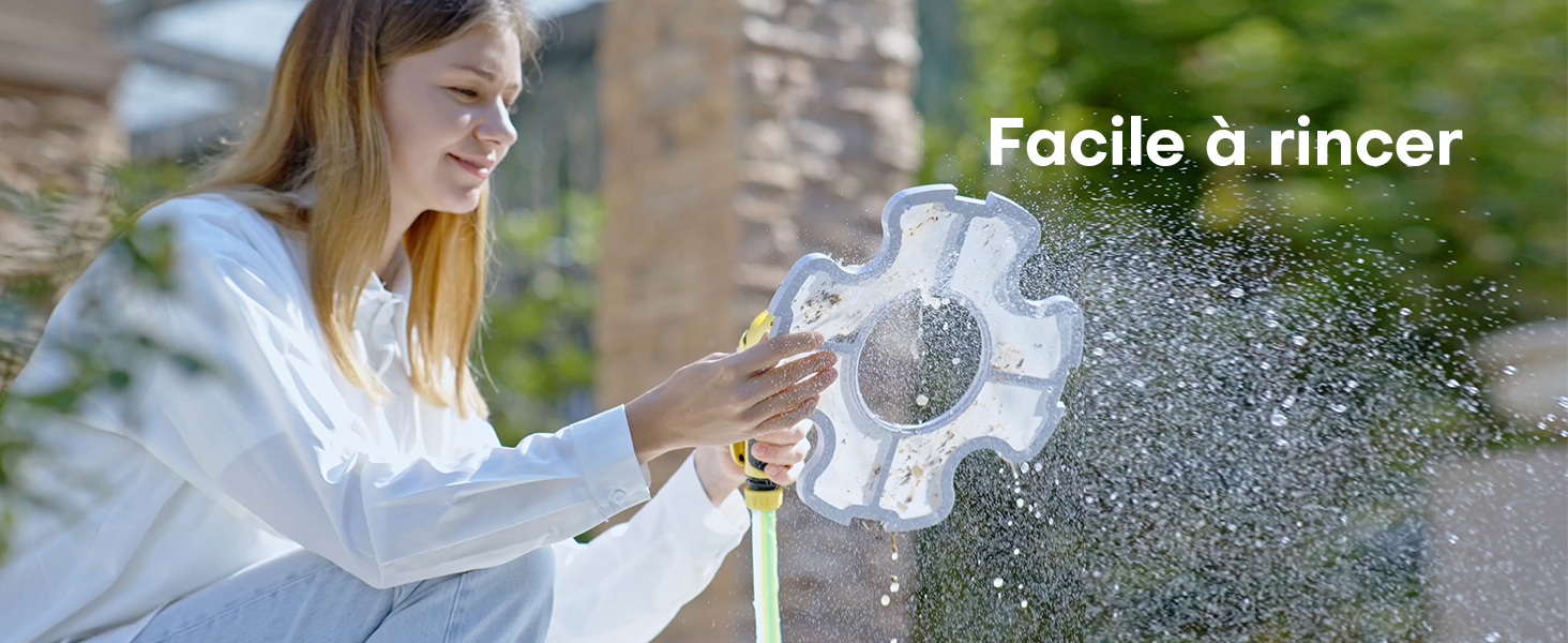 Démonstration de pulvérisation d'eau en extérieur avec le texte « Facile à rincer » superposé sur l'image