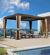 avec cadre brun et auvent noir, situé près d'une piscine avec vue sur la montagne. Comprend un coin salon en dessous sur une dalle de béton.
