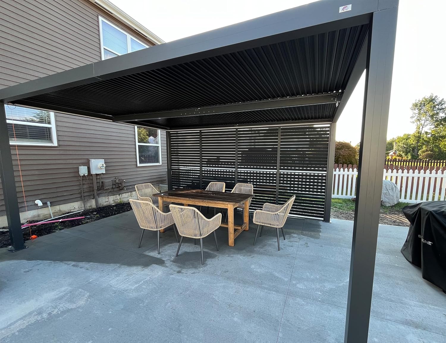 bleujardin - Pergola aluminium bioclimatique 4,8x3m, lames orientables, persiennes fixes, gris