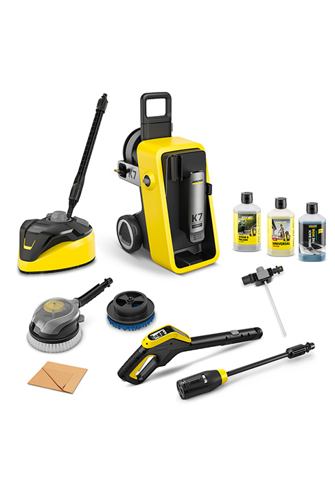 Présentation des accessoires de nettoyage bleujardin, notamment des accessoires de nettoyeur haute pression jaunes et noirs, des brosses, des solutions de nettoyage et des outils de nettoyage de surfaces disposés horizontalement.